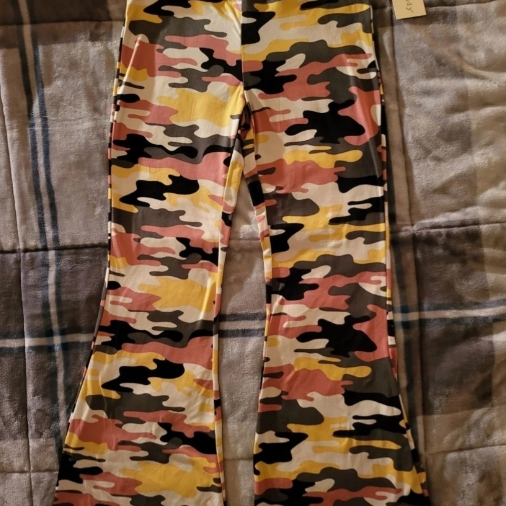 NWT, WOMENS SIZE MED SOFT COMFORTABLE CAMO FLARE LEGGINGS! - Picture 2 of 8